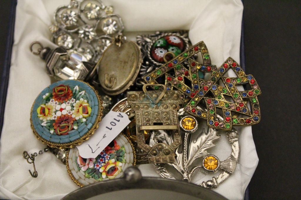 Collection of vintage costume jewellery to include Micro Mosaic brooches - Image 5 of 5