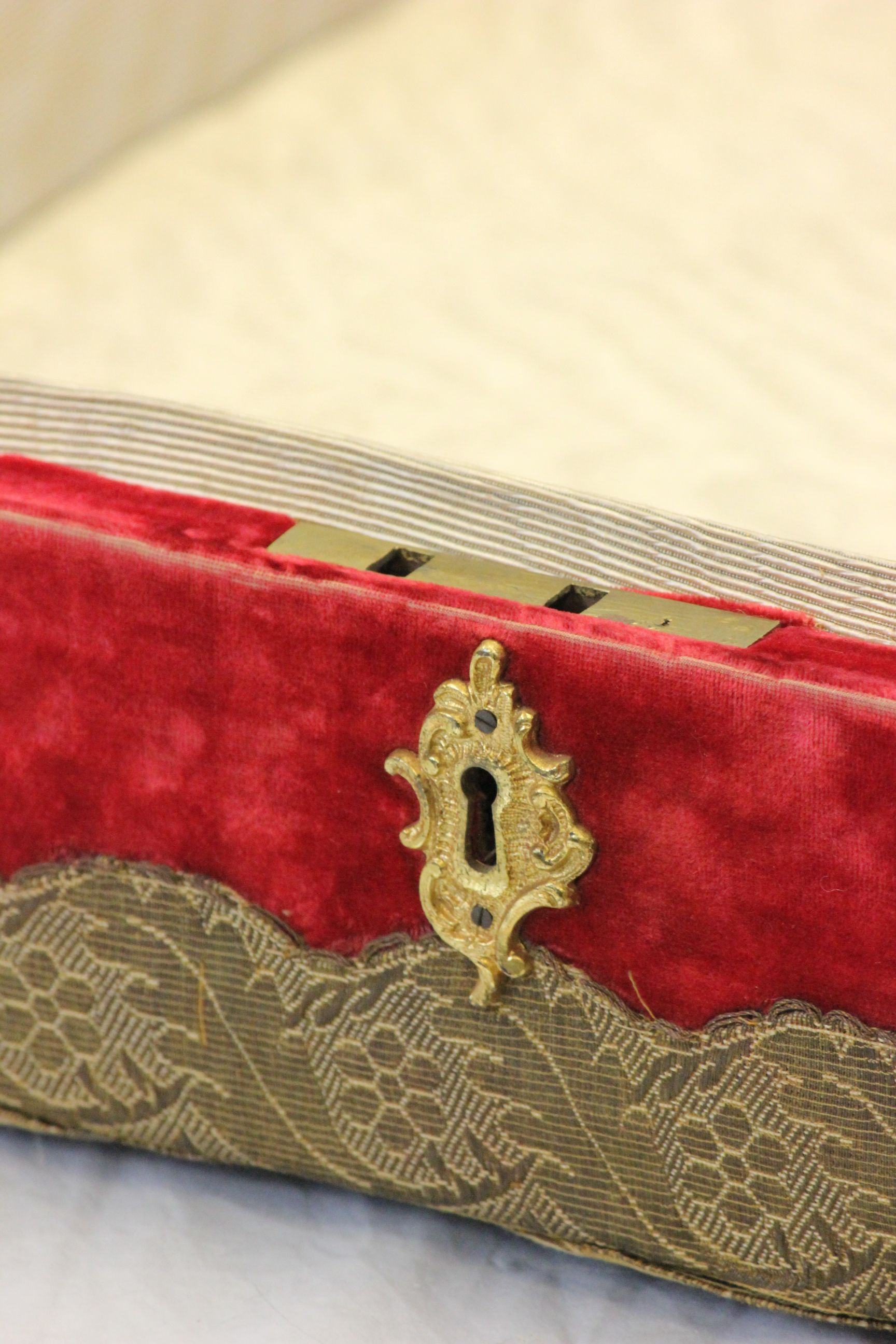 Oriental silk lined box with Embroidered decoration - Image 2 of 2