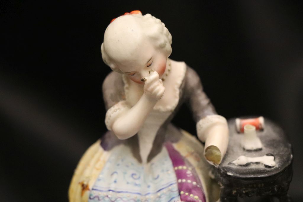 Pair of Victorian Continental Porcelain Figures of Two Seated Ladies (both a/f) - Image 3 of 5