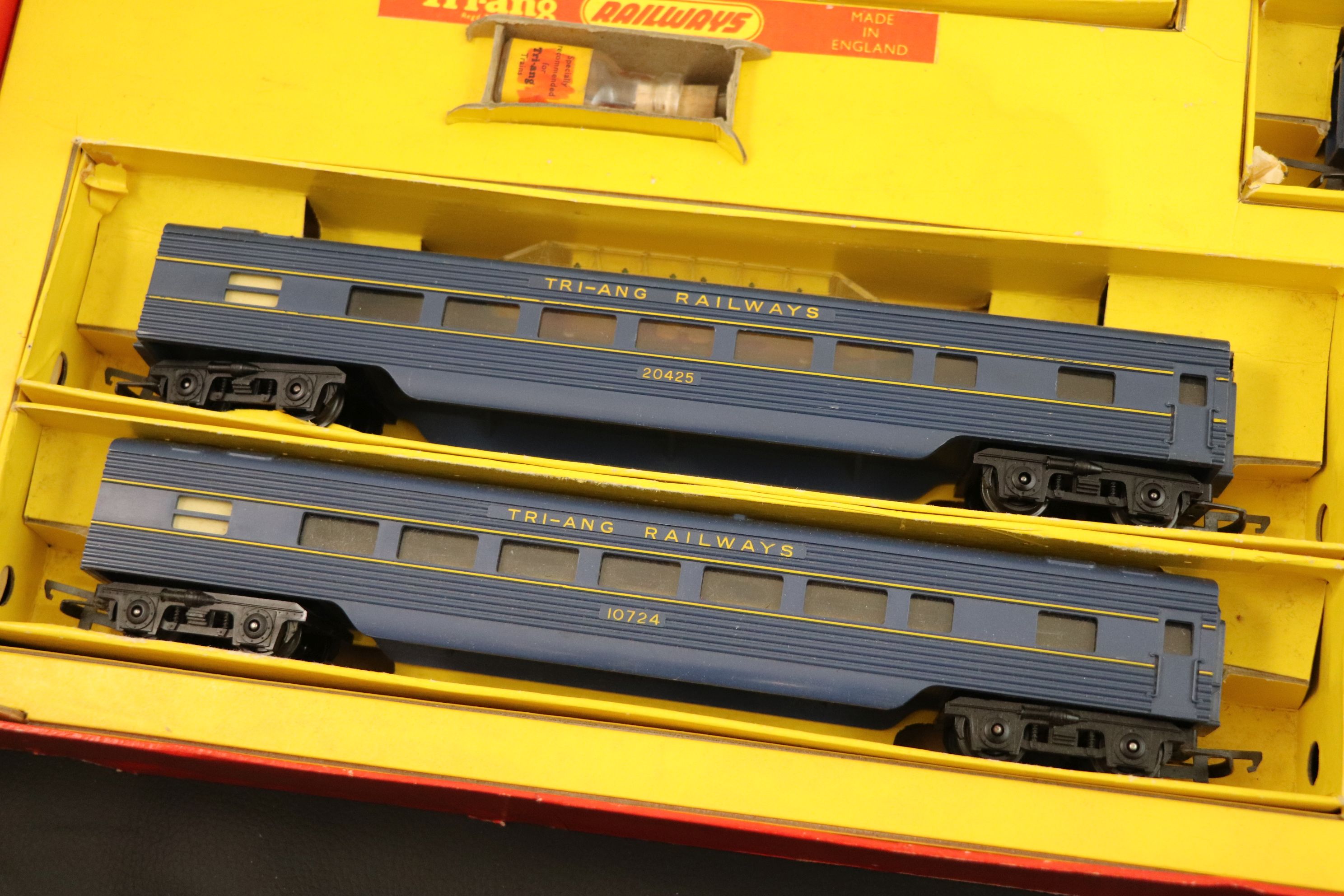 Boxed Triang OO gauge RS14 Electric Train Set complete with engine coaches and track - Image 4 of 6