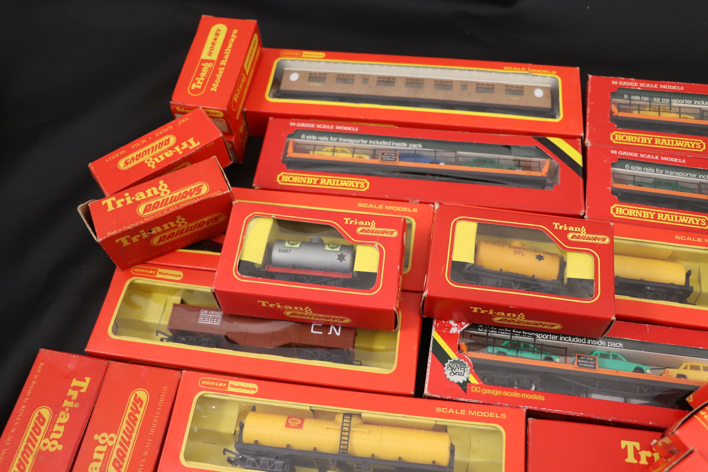 42 Boxed Hornby & Triang OO gauge items of rolling stock to include trucks, wagons and trucks - Image 5 of 5