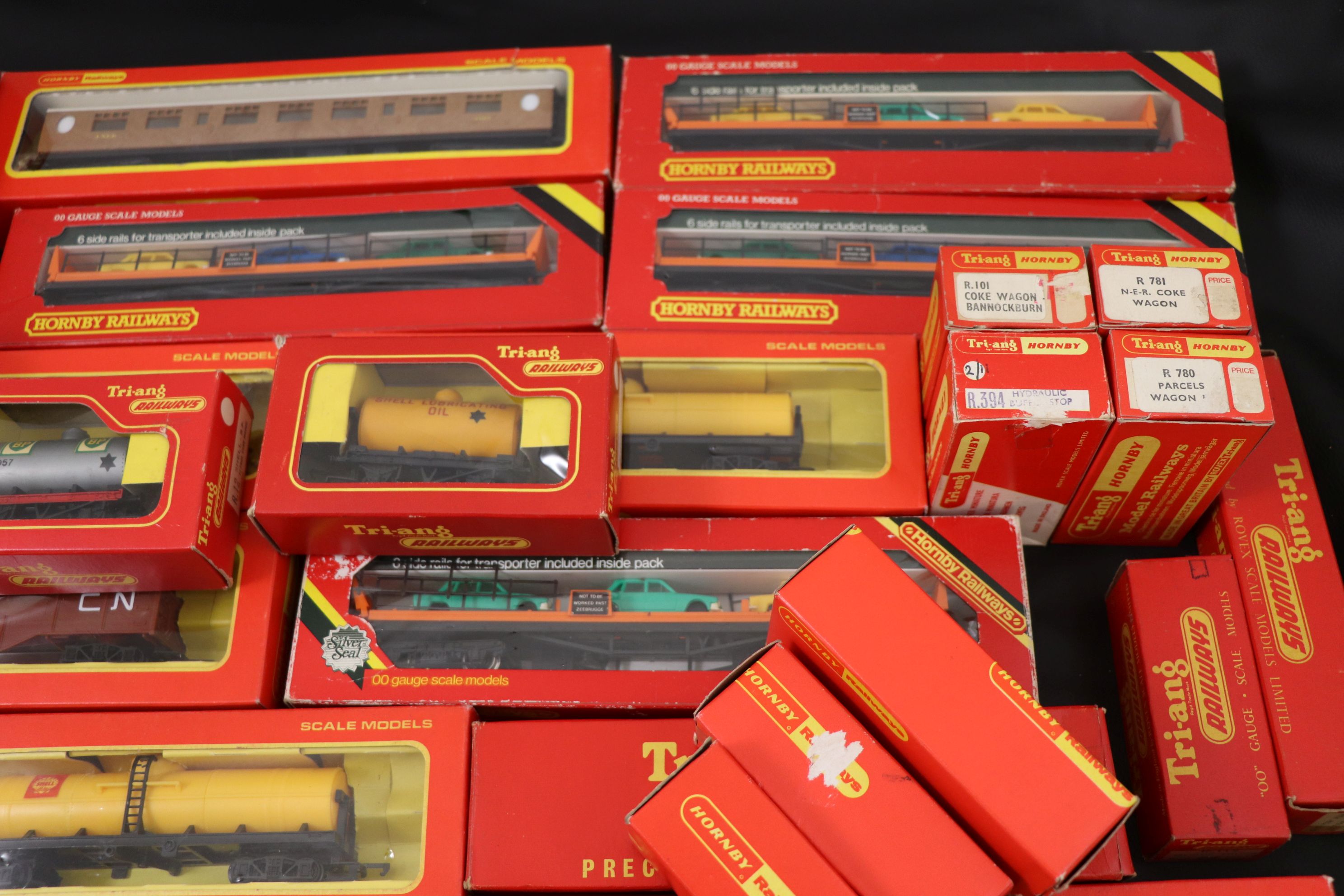 42 Boxed Hornby & Triang OO gauge items of rolling stock to include trucks, wagons and trucks - Image 4 of 5