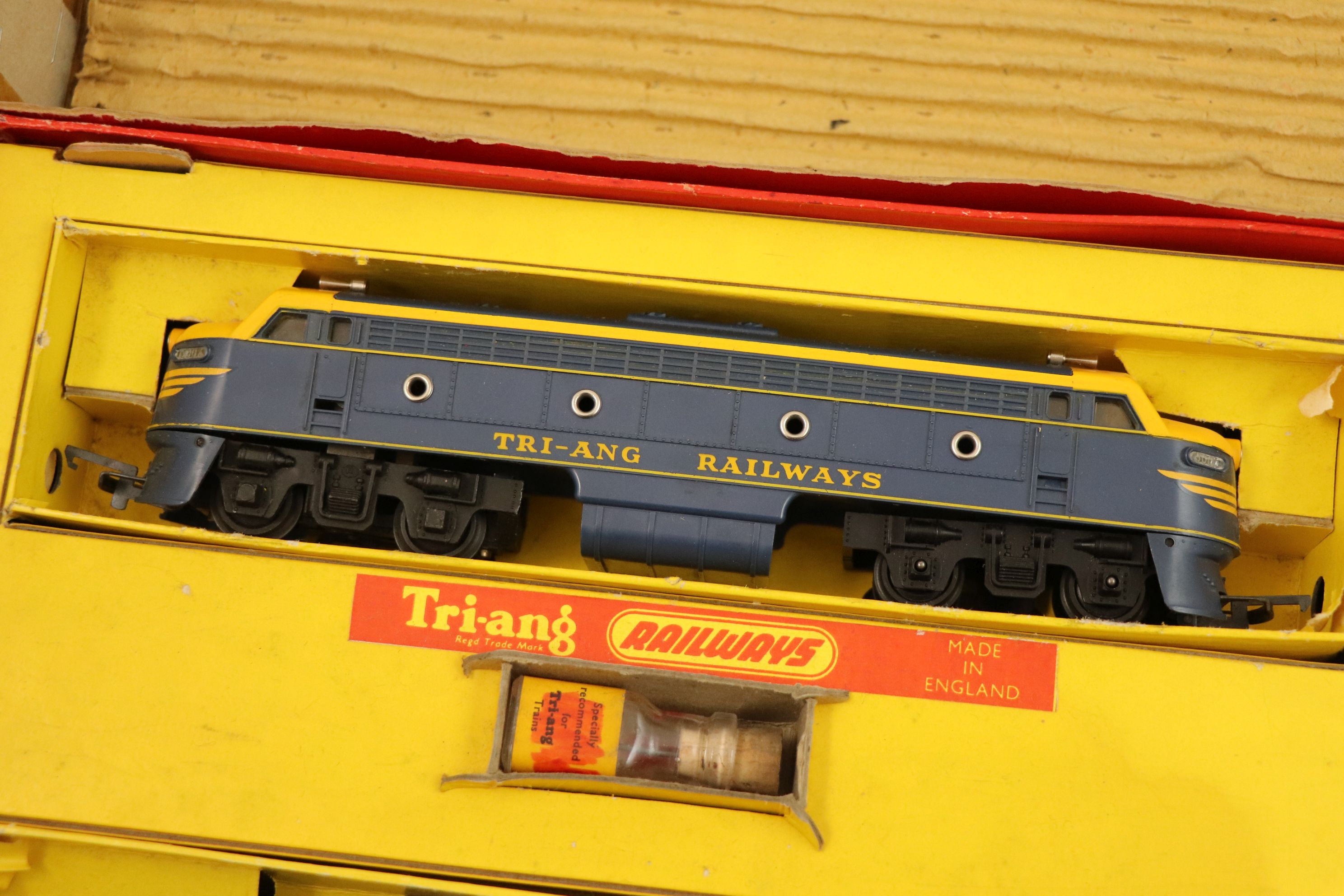 Boxed Triang OO gauge RS14 Electric Train Set complete with engine coaches and track - Image 3 of 6