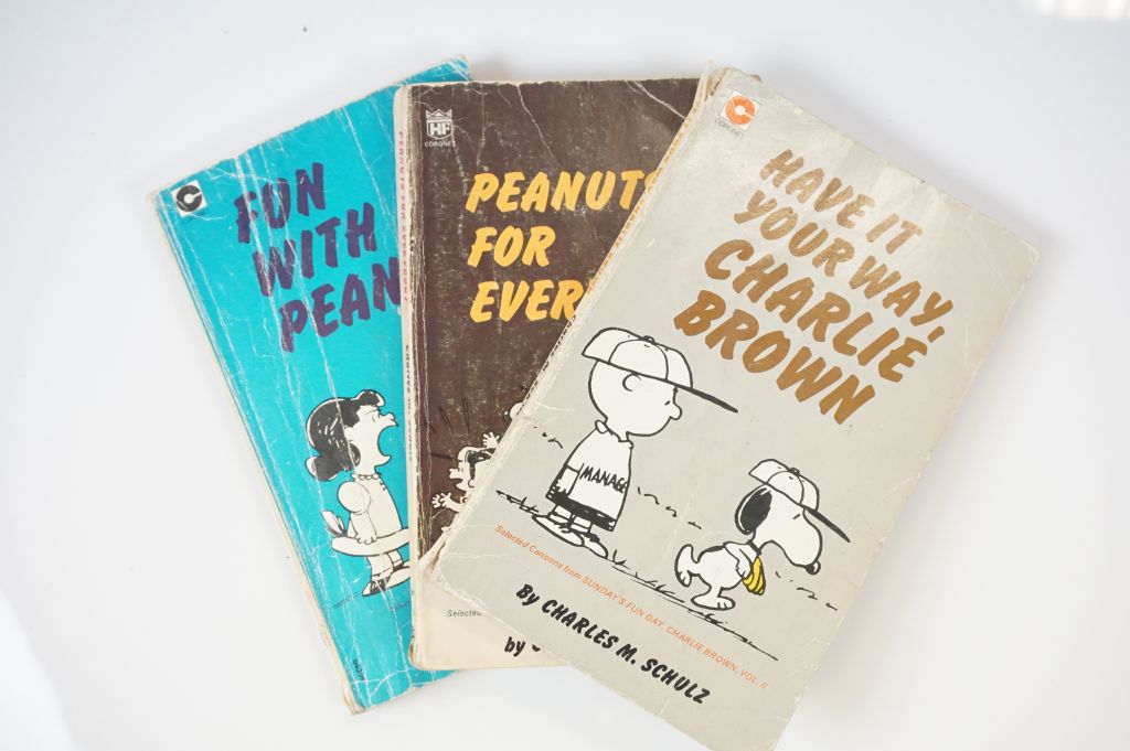 Thirty four Snoopy and Charlie Brown 1970s softback books - Image 4 of 4