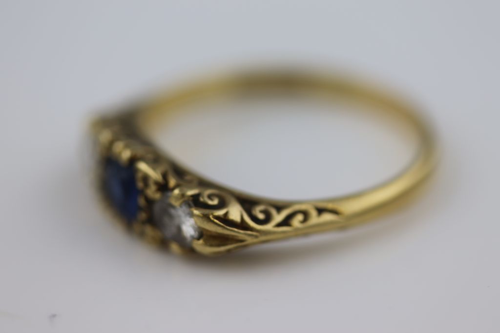 A Victorian style blue sapphire and diamond 18ct yellow gold three stone boat head ring, the central - Image 4 of 6