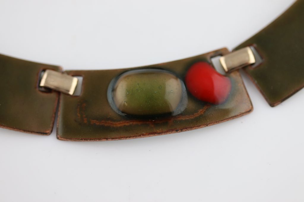 Kay Denning (American, mid 20th century), an enamelled collar necklace, olive green enamel on copper - Image 2 of 6