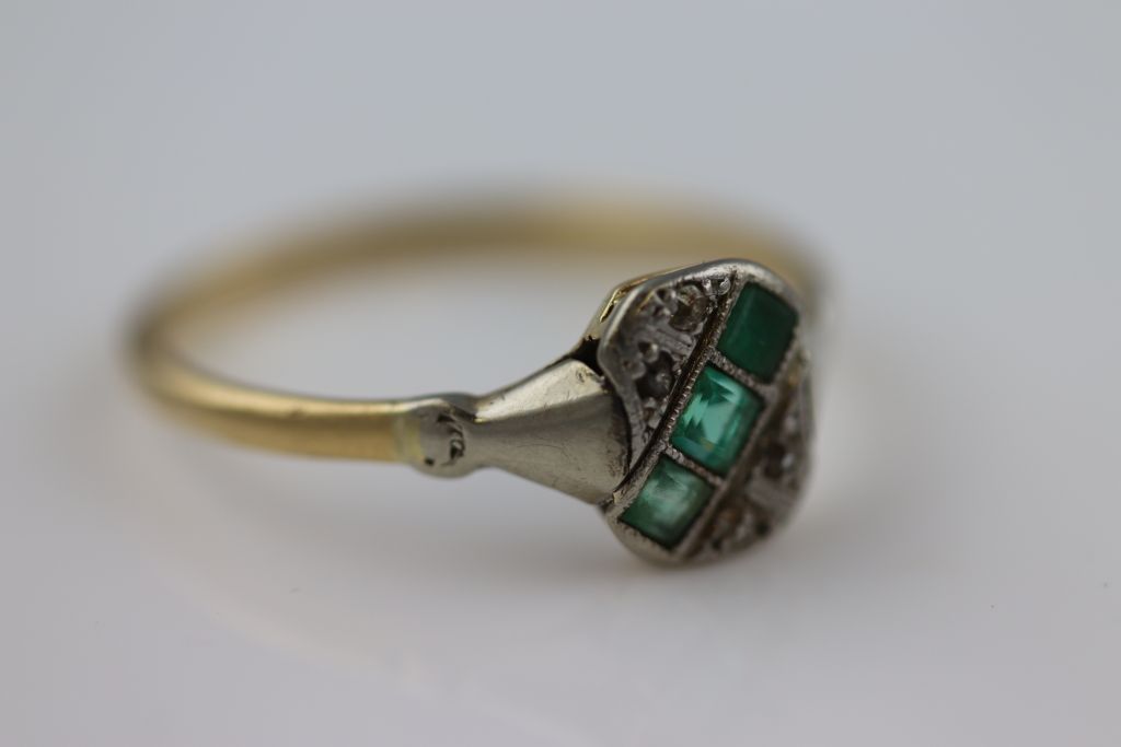 An Art Deco emerald and diamond 18ct yellow gold platinum set ring, the rounded rectangular head - Image 2 of 5