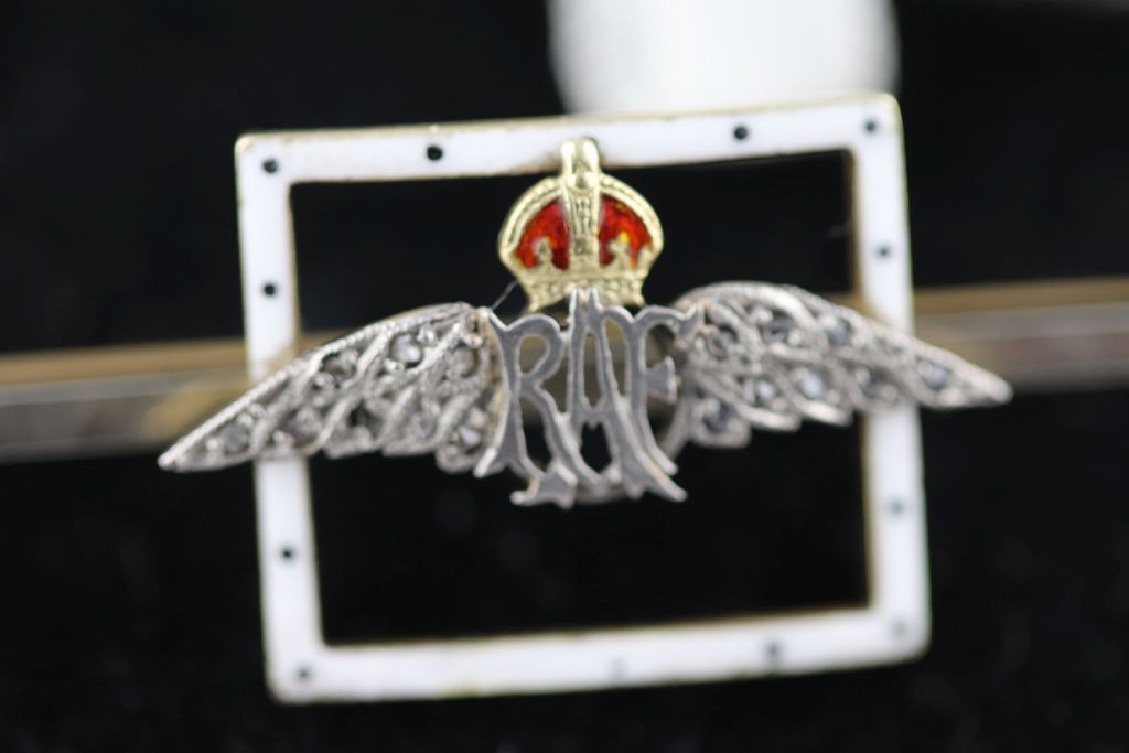 A diamond and enamelled 18ct yellow gold and white gold Royal Air Force (RAF) 'Wings' sweetheart - Image 3 of 5