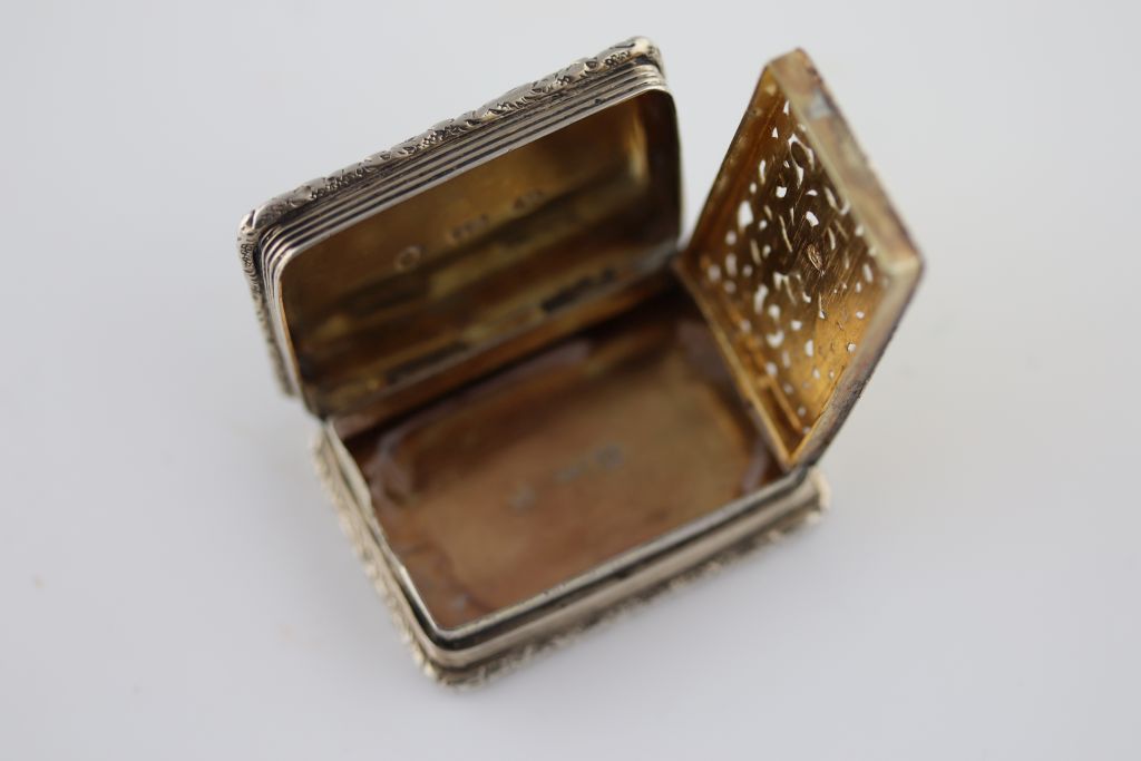 A William IV silver vinaigrette, the lid engine turned with blank cartouche and foliate border - Image 6 of 8