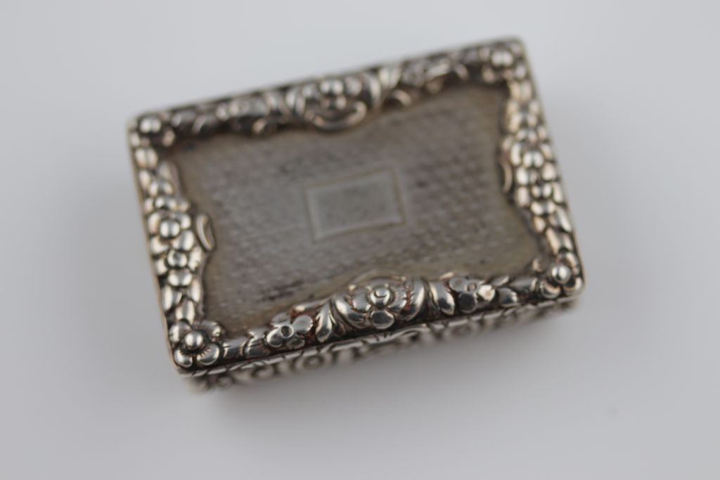 Nathaniel Mills, a William IV silver vinaigrette, engine turned lid with blank cartouche and cast - Image 2 of 10