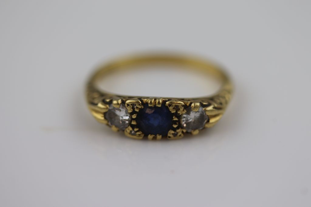A Victorian style blue sapphire and diamond 18ct yellow gold three stone boat head ring, the central - Image 2 of 6