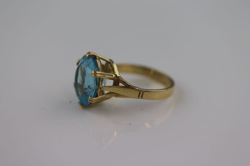 A blue topaz 18ct yellow gold ring, the claw set oval mixed cut blue topaz, measuring approximately - Image 3 of 6