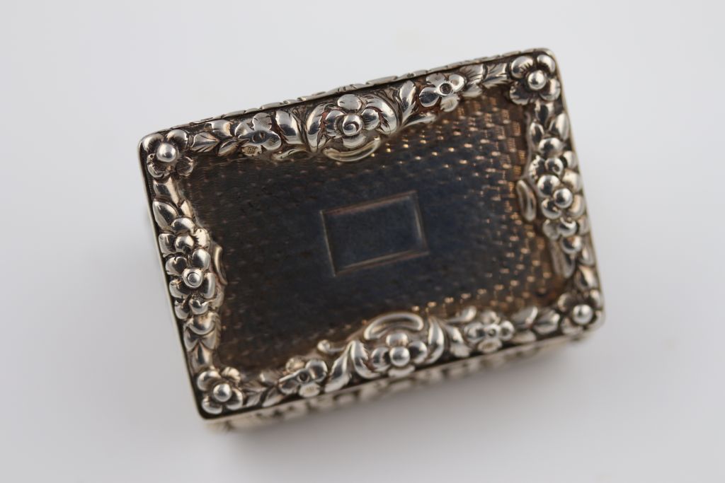 Nathaniel Mills, a William IV silver vinaigrette, engine turned lid with blank cartouche and cast - Image 8 of 10