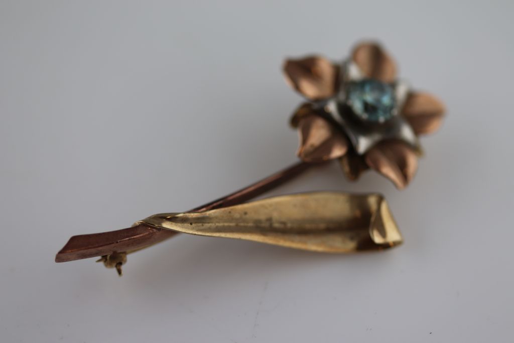 A blue topaz 9ct tri colour gold flower brooch, the round mixed cut claw set flower head centre blue - Image 2 of 4