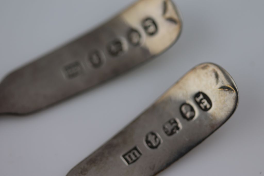 Georgian hallmarked Silver pair of Sugar tongs, maker marks TW & JH and a pair of Georgian Silver - Image 3 of 5