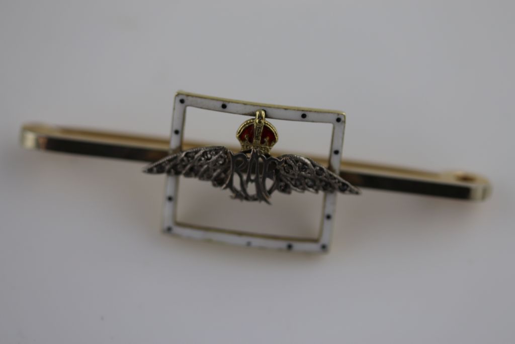 A diamond and enamelled 18ct yellow gold and white gold Royal Air Force (RAF) 'Wings' sweetheart - Image 5 of 5