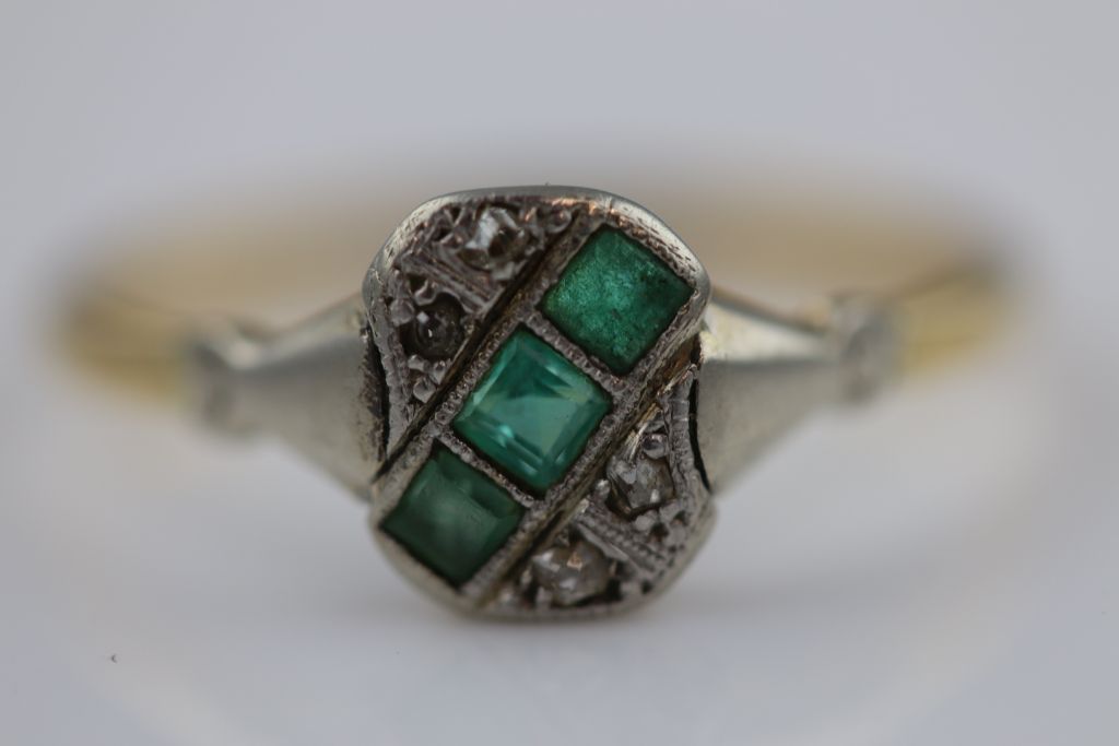 An Art Deco emerald and diamond 18ct yellow gold platinum set ring, the rounded rectangular head - Image 4 of 5