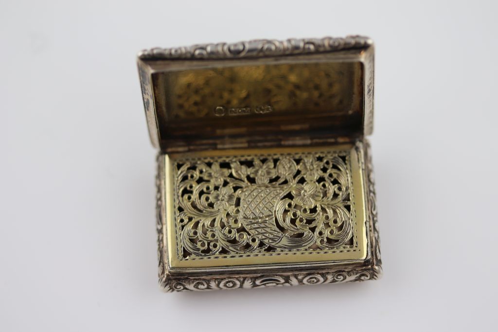 Nathaniel Mills, a William IV silver vinaigrette, engine turned lid with blank cartouche and cast - Image 7 of 10