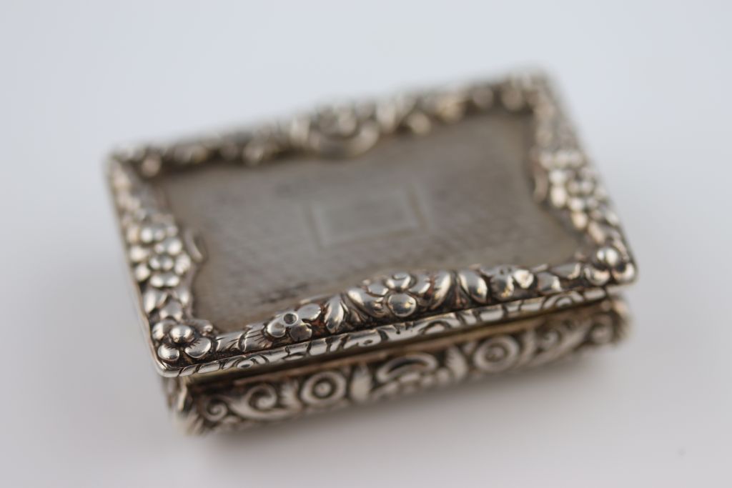 Nathaniel Mills, a William IV silver vinaigrette, engine turned lid with blank cartouche and cast - Image 3 of 10