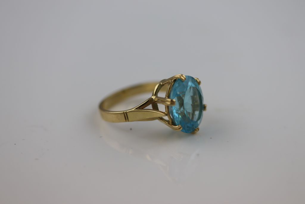 A blue topaz 18ct yellow gold ring, the claw set oval mixed cut blue topaz, measuring approximately - Image 2 of 6