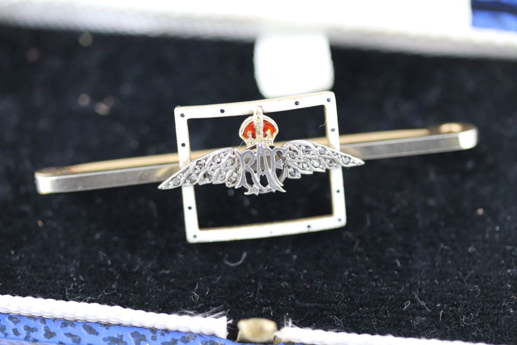 A diamond and enamelled 18ct yellow gold and white gold Royal Air Force (RAF) 'Wings' sweetheart - Image 2 of 5