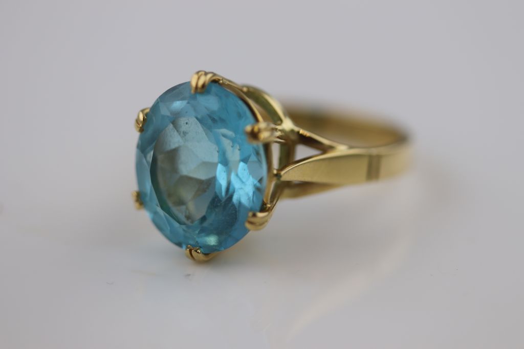 A blue topaz 18ct yellow gold ring, the claw set oval mixed cut blue topaz, measuring approximately - Image 4 of 6