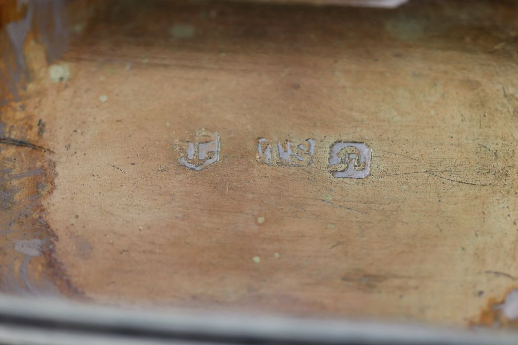 A William IV silver vinaigrette, the lid engine turned with blank cartouche and foliate border - Image 7 of 8