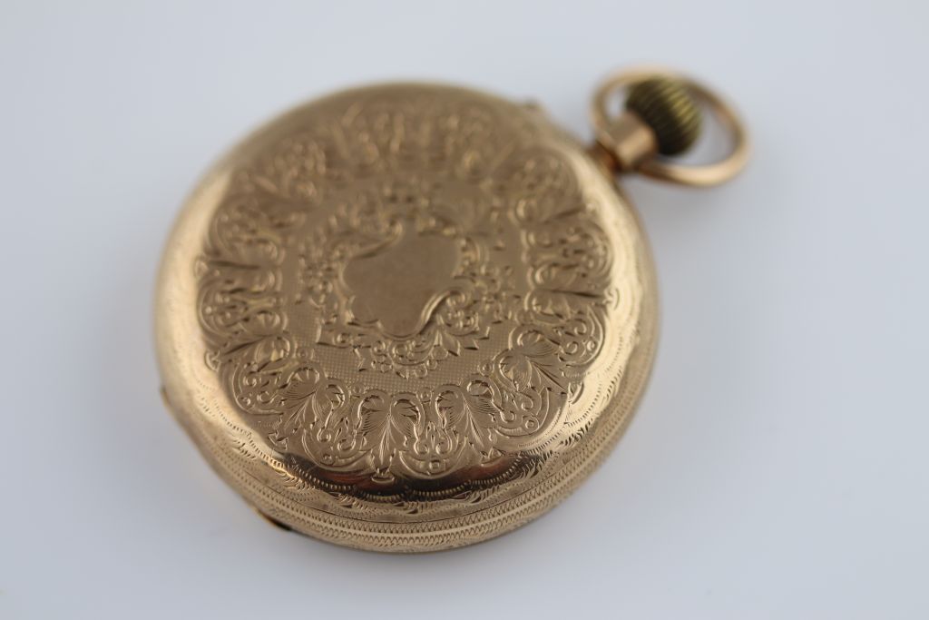 An early 20th century small 9ct gold pocket watch, white enamel dial, black Roman numerals, one hand - Image 3 of 3