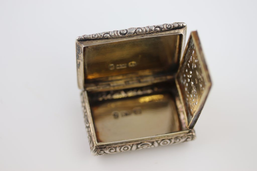 Nathaniel Mills, a William IV silver vinaigrette, engine turned lid with blank cartouche and cast - Image 9 of 10