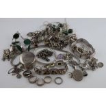 Assorted silver jewellery to include a silver hardstone charm bracelet comprising malachite, jade