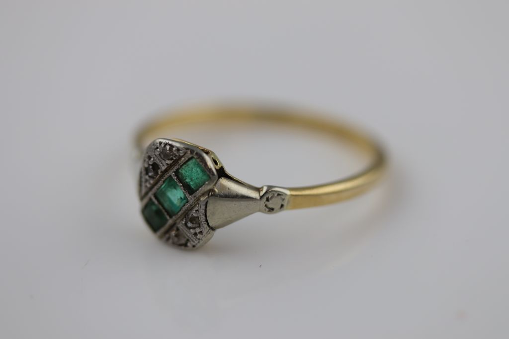An Art Deco emerald and diamond 18ct yellow gold platinum set ring, the rounded rectangular head - Image 3 of 5