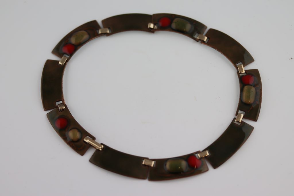 Kay Denning (American, mid 20th century), an enamelled collar necklace, olive green enamel on copper - Image 5 of 6