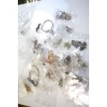 Costume jewellery to include necklaces, pendants, bracelets, and assorted silver jewellery etc