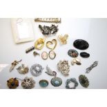 Collection of vintage costume jewellery brooches etc
