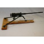 Browning M2 H.B. 0.50 Machine Gun scale model, in metal, composite and wood, 60cm long, presented on