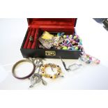 Black jewellery box with vintage & modern jewellery contents to include Silver & gold