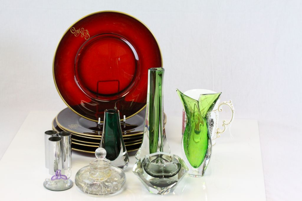 Box of mixed glassware to include a set of six Ruby glass plates with gilt decoration, vases etc and