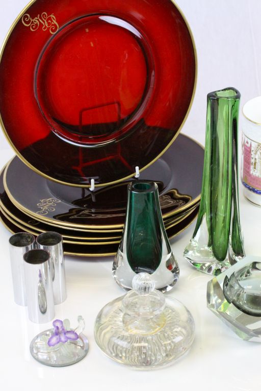 Box of mixed glassware to include a set of six Ruby glass plates with gilt decoration, vases etc and - Image 2 of 4