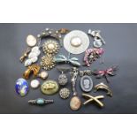 Assorted vintage brooches to include enamelled brooches, filigree, pewter target brooch with