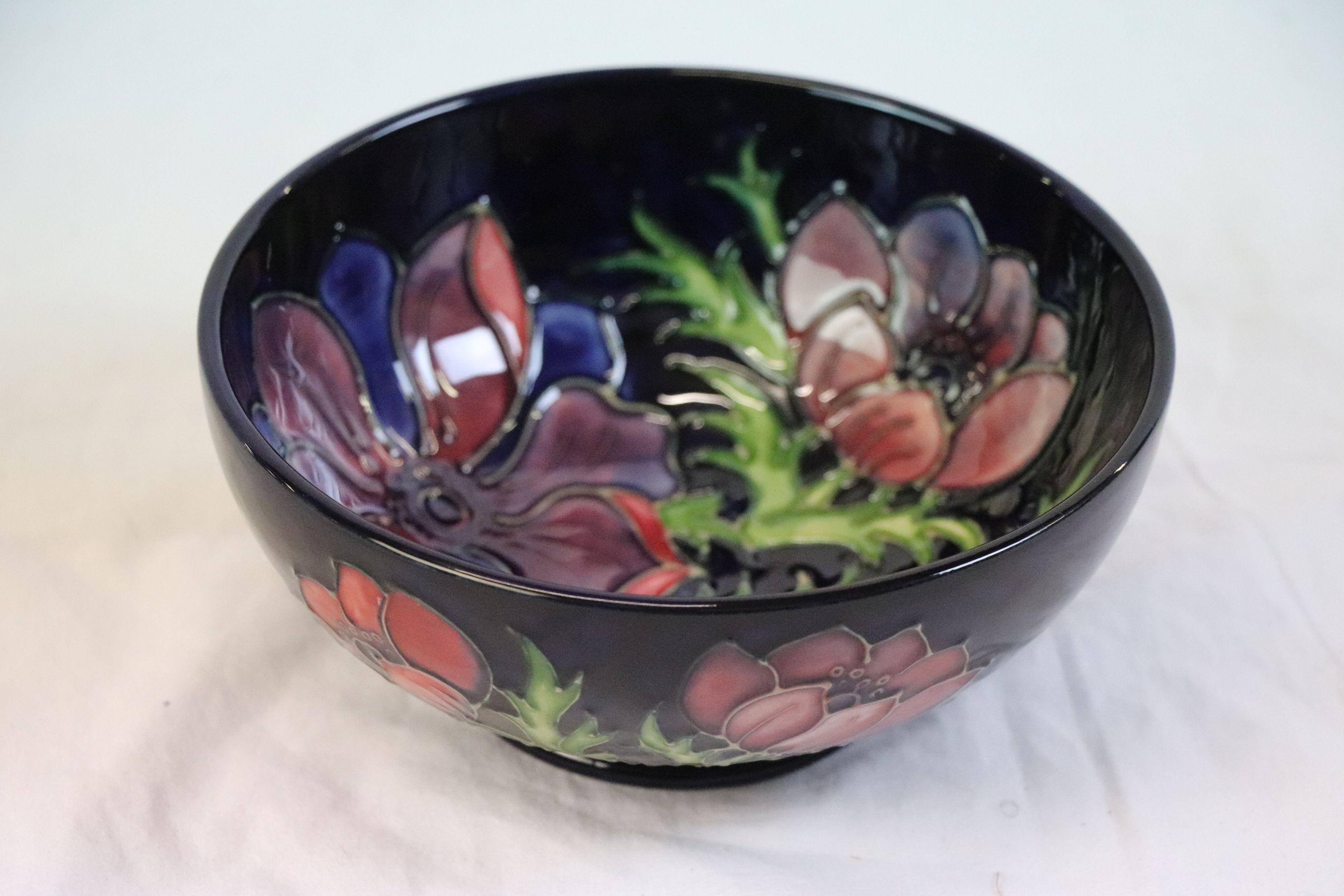 Moorcroft anemone pattern bowl, blue ground with red and purple anemone decoration, impressed and - Image 3 of 5