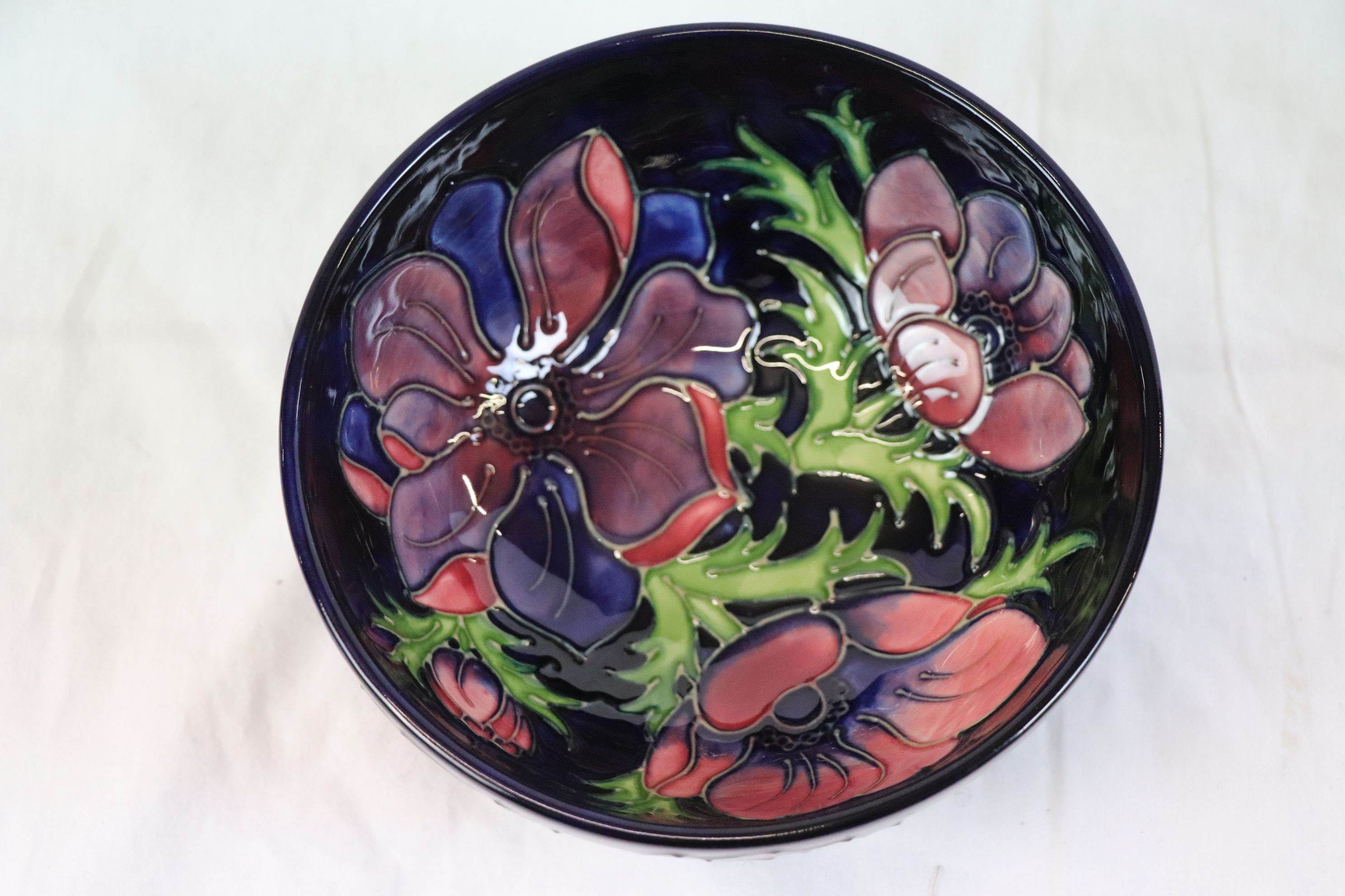 Moorcroft anemone pattern bowl, blue ground with red and purple anemone decoration, impressed and - Image 2 of 5