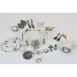 Costume jewellery to include malachite crucifix pendant, silver circular brooch, silver gem set