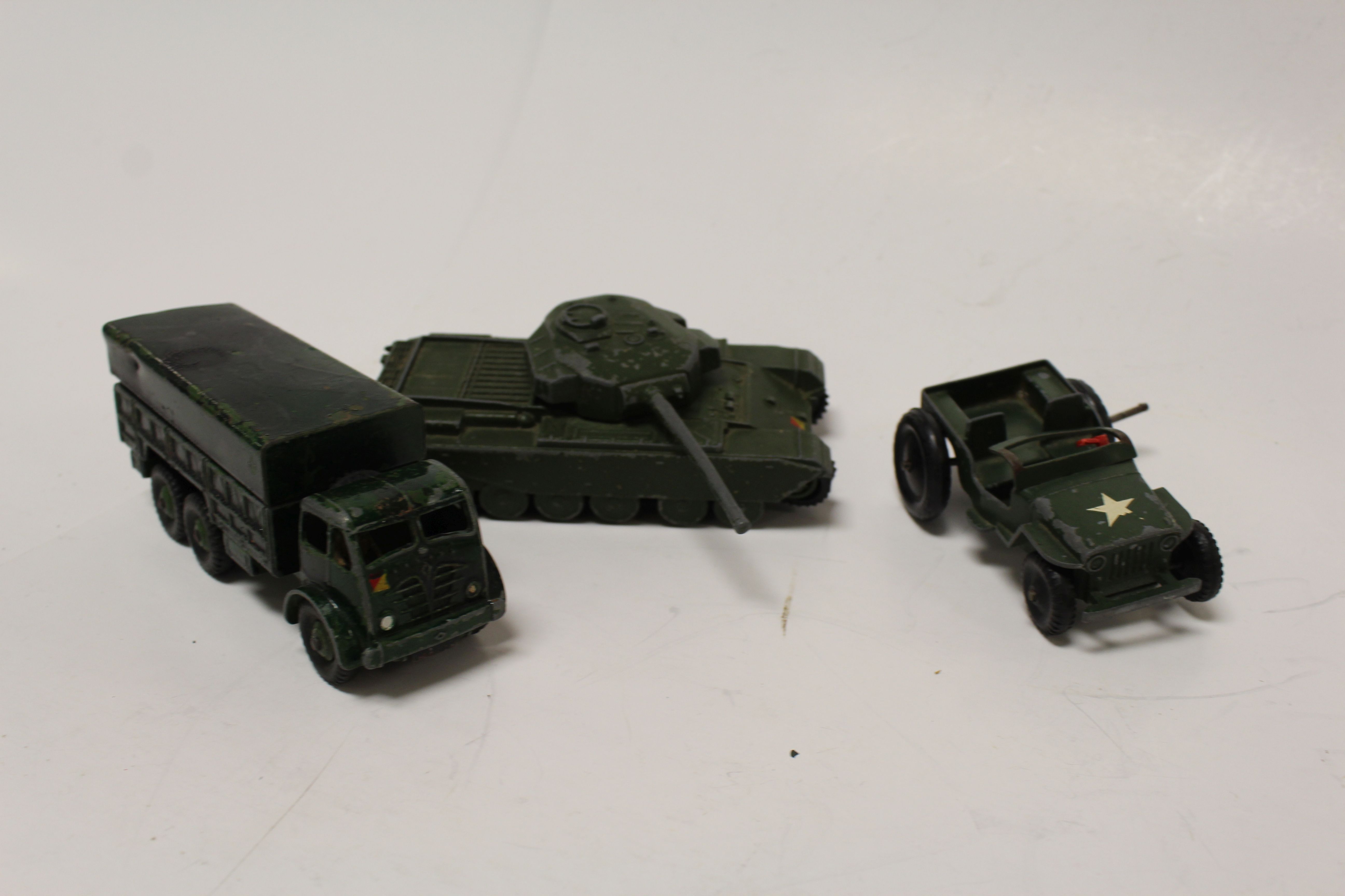 A tray of playworn military die-cast vehicles to include Dinky, Benbros, Britains and a bag of toy - Image 3 of 3