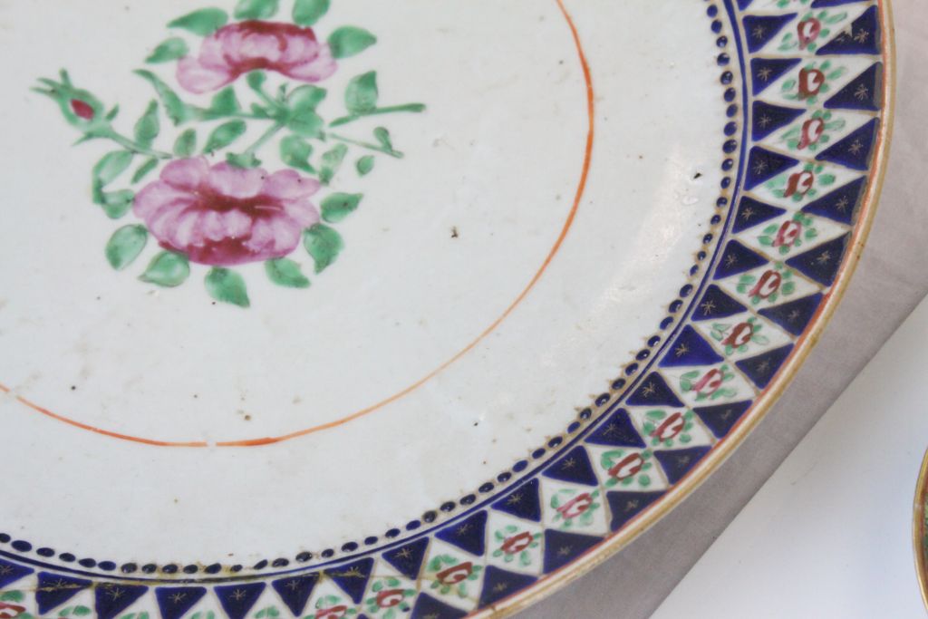 Collection of eight vintage Oriental ceramic dishes and chargers to include two Famille Rose type - Image 7 of 8
