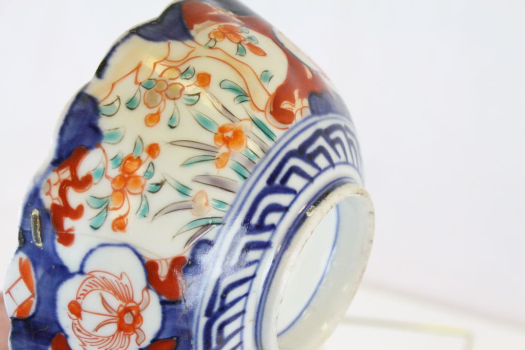 Collection of eight vintage Oriental ceramic dishes and chargers to include two Famille Rose type - Image 8 of 8