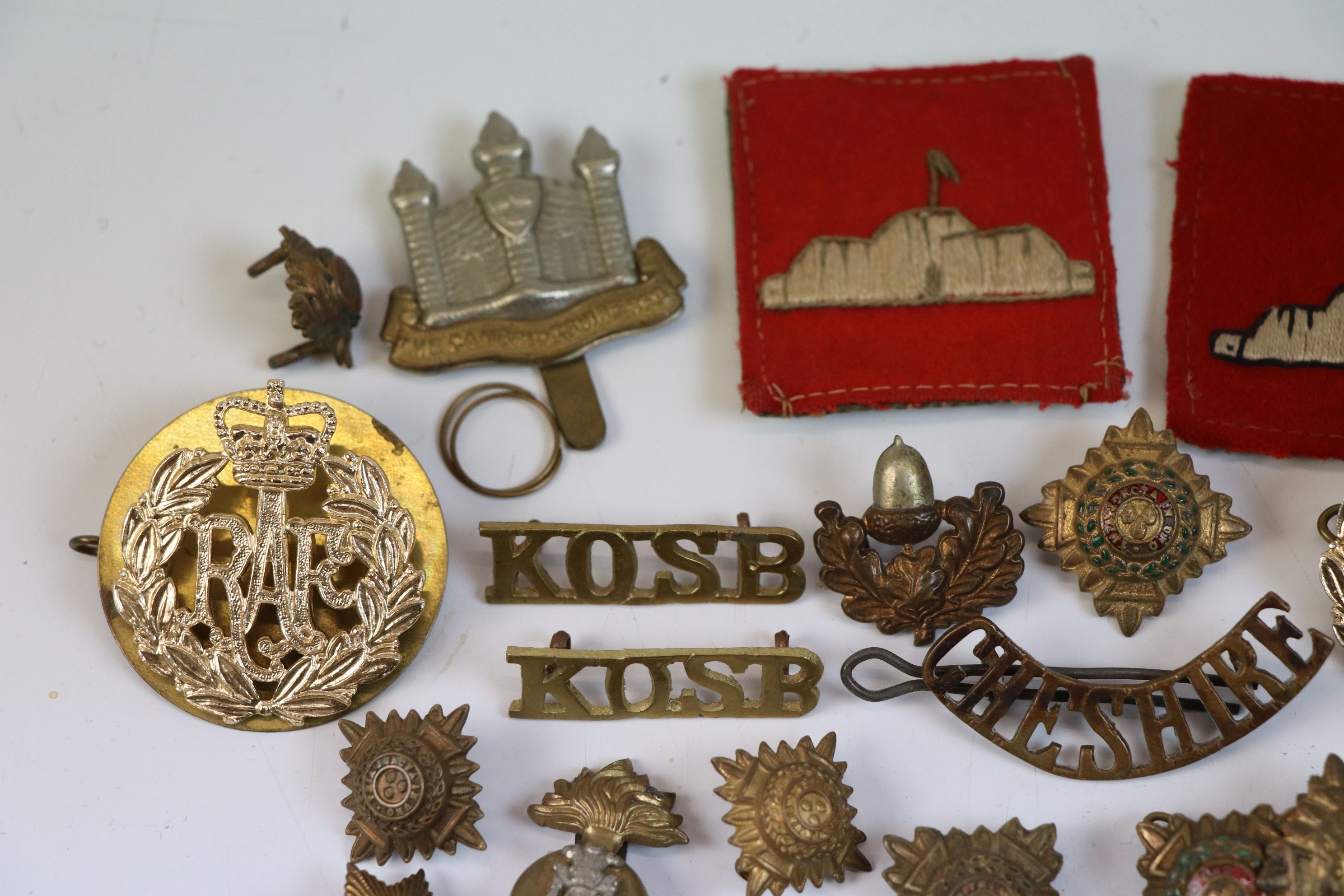 Small collection of military Regimental Badges & Buttons.