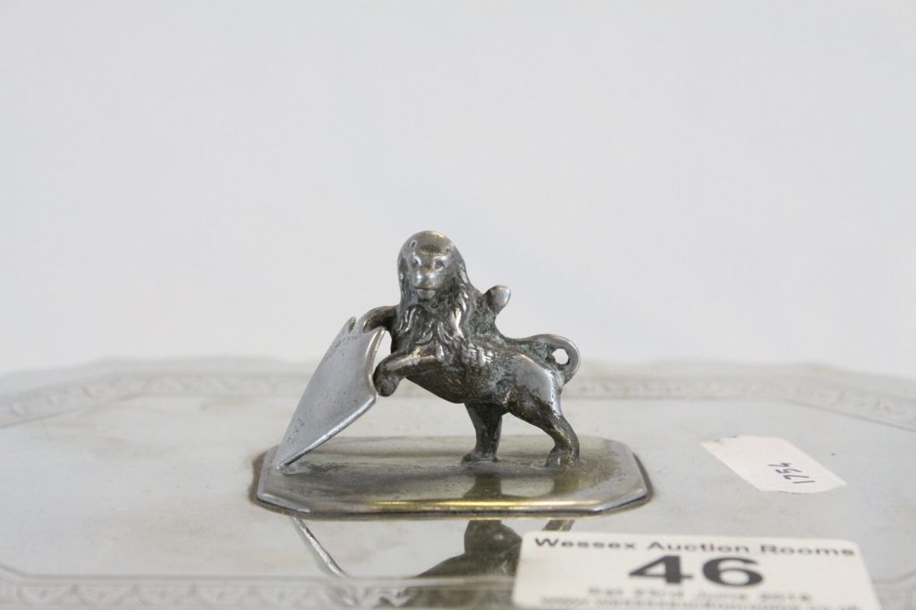 Vintage Silver plate and cut glass Biscuit barrel with Lion & shield finial to the hinged lid - Image 3 of 4