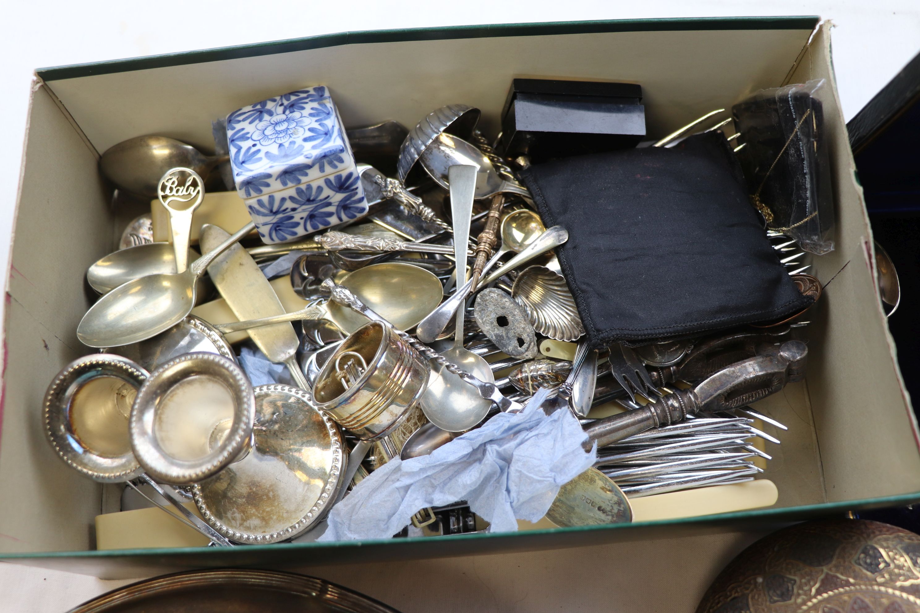 Assorted silver plate to include a pair of dwarf candlesticks, napkin ring, flatware, a compact, - Image 2 of 7