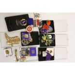 Various enamelled souvenir pin badges (q)