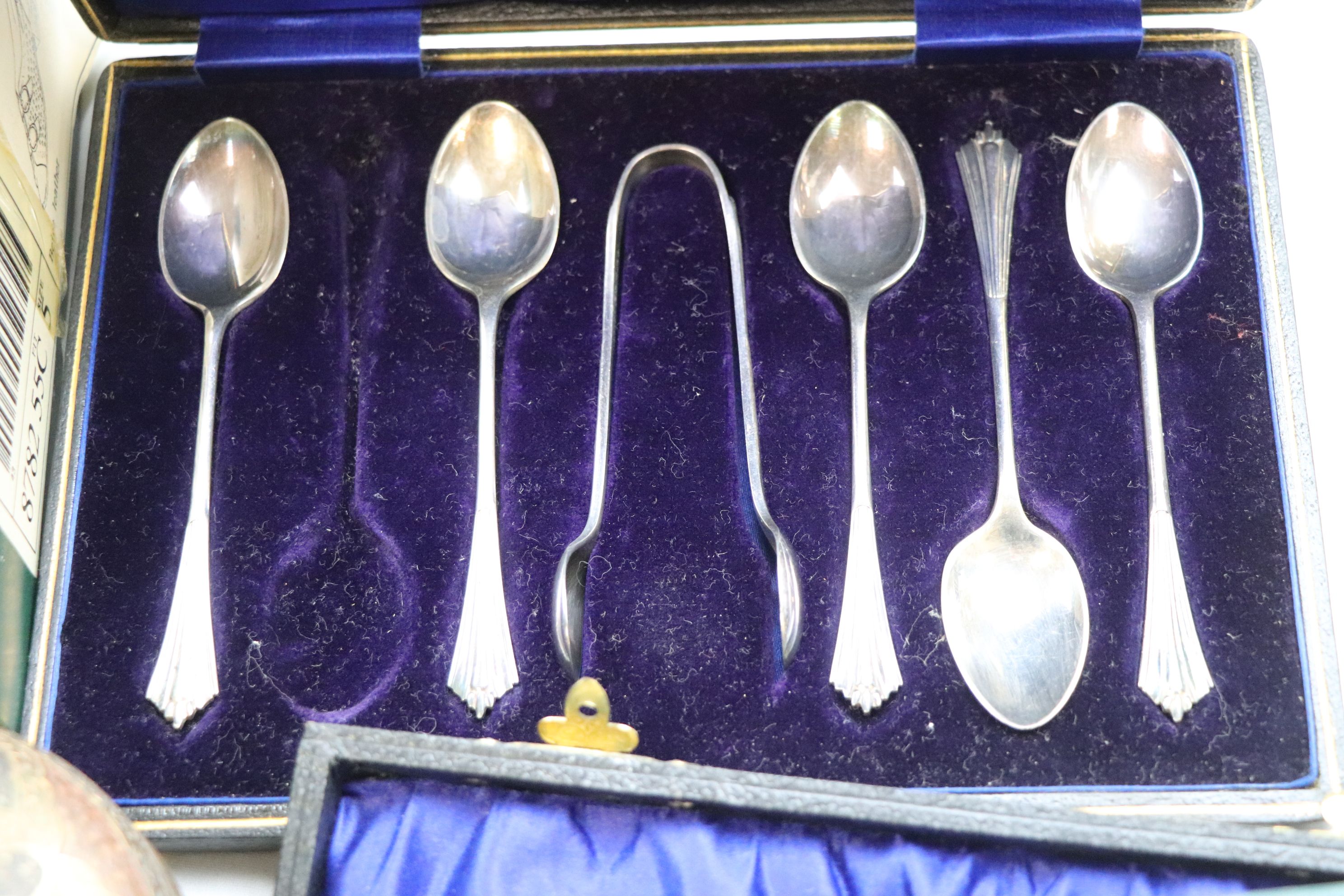 Assorted silver plate to include a pair of dwarf candlesticks, napkin ring, flatware, a compact, - Image 5 of 7